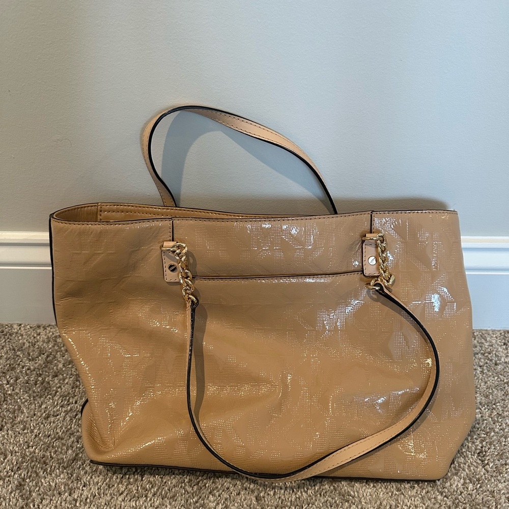 MICHAEL KORS Spacious Tan Leather Tote with Strap